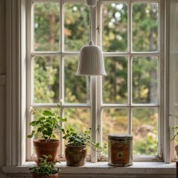 Liten fönsterlampa i fönster