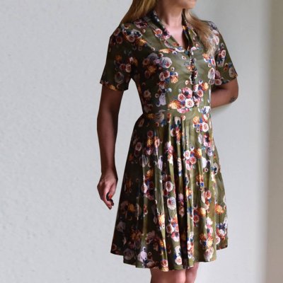 Blommig klänning grön