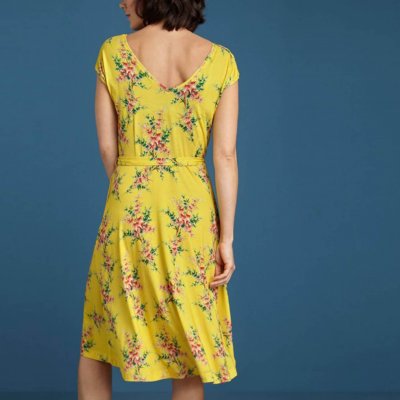Blommig klänning gul