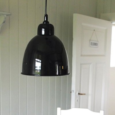 håndlaget lampe i industrimodell