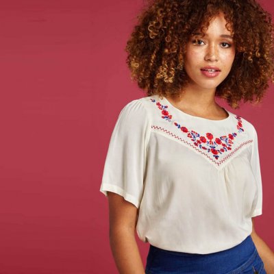 Vit blus broderier