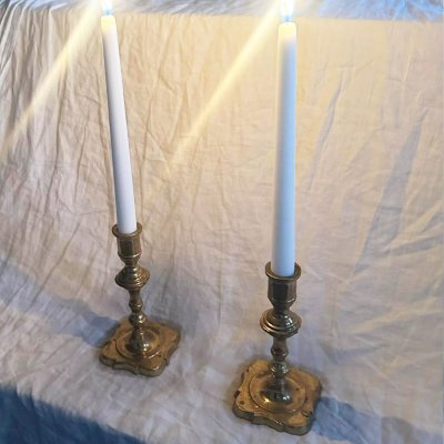 Par med lysestaker i messing