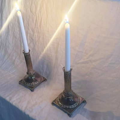 Klassisk par vintage lysestaker i nysølv i gustaviansk stil