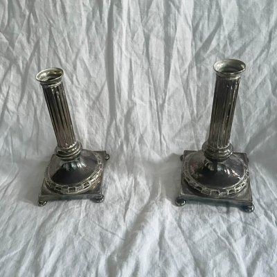 Klassisk par vintage lysestaker i nysølv