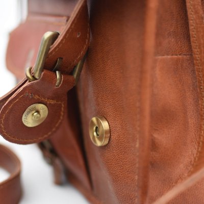 klassisk skinnveske akselreim magnetlås