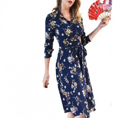 Blå blommig klänning