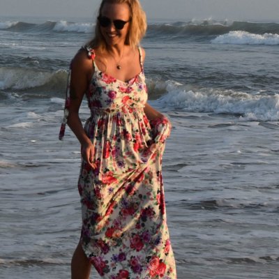 Vit blommig klänning