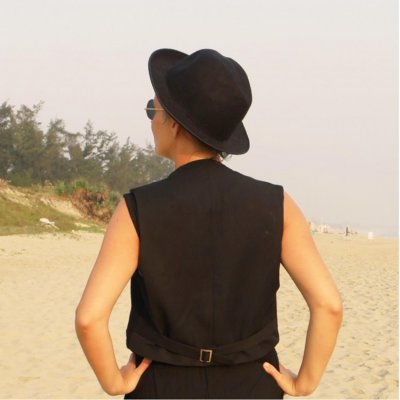 Svart gammaldags väst